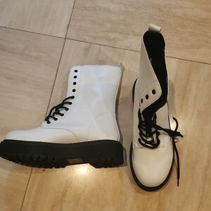 High-Top White and Black Combat Moto Boots with Durable Sole